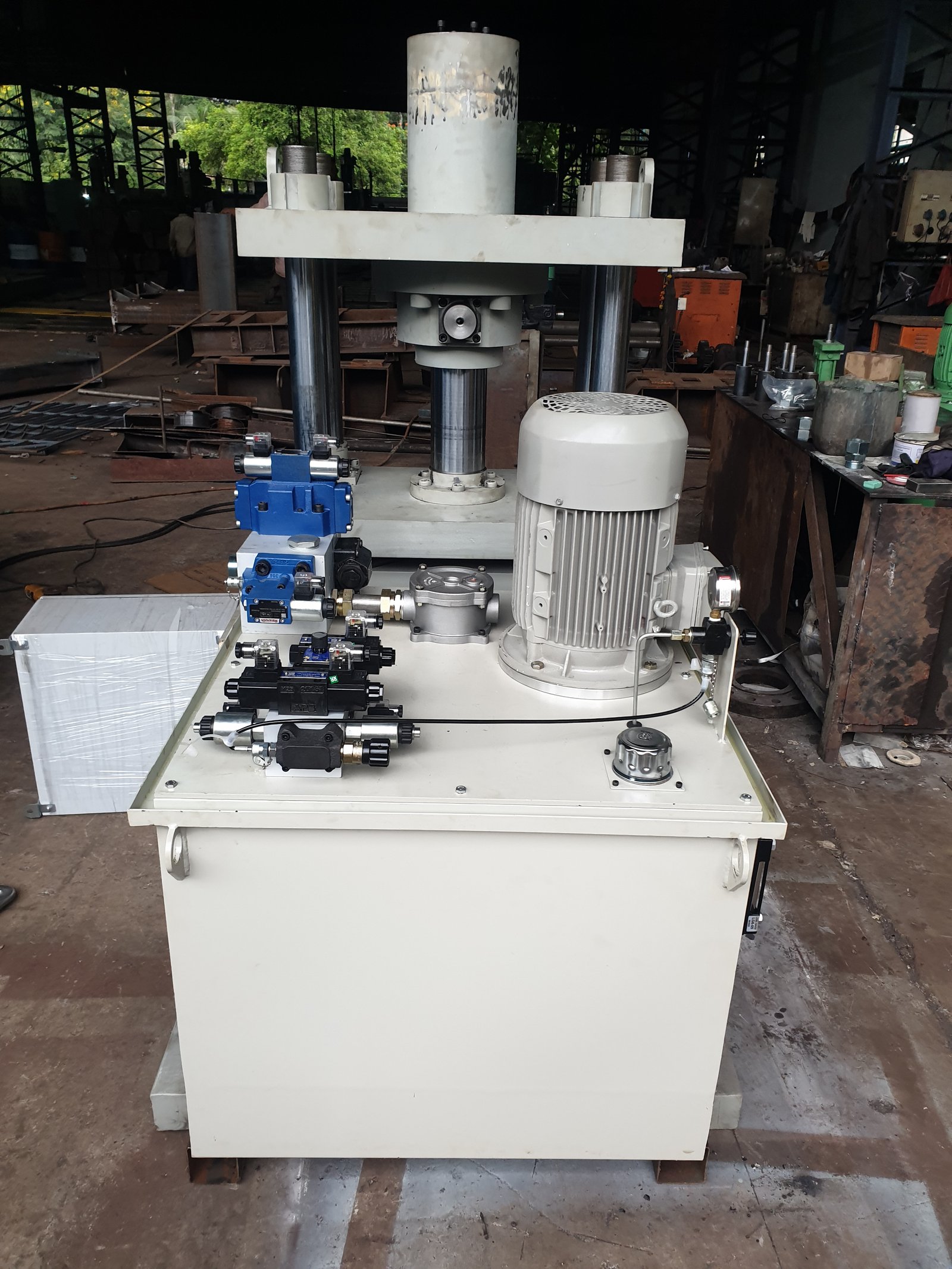Front view of a white Four-Pillar Hydraulic Press with Rexroth valves, Desire Hydraulics Pune