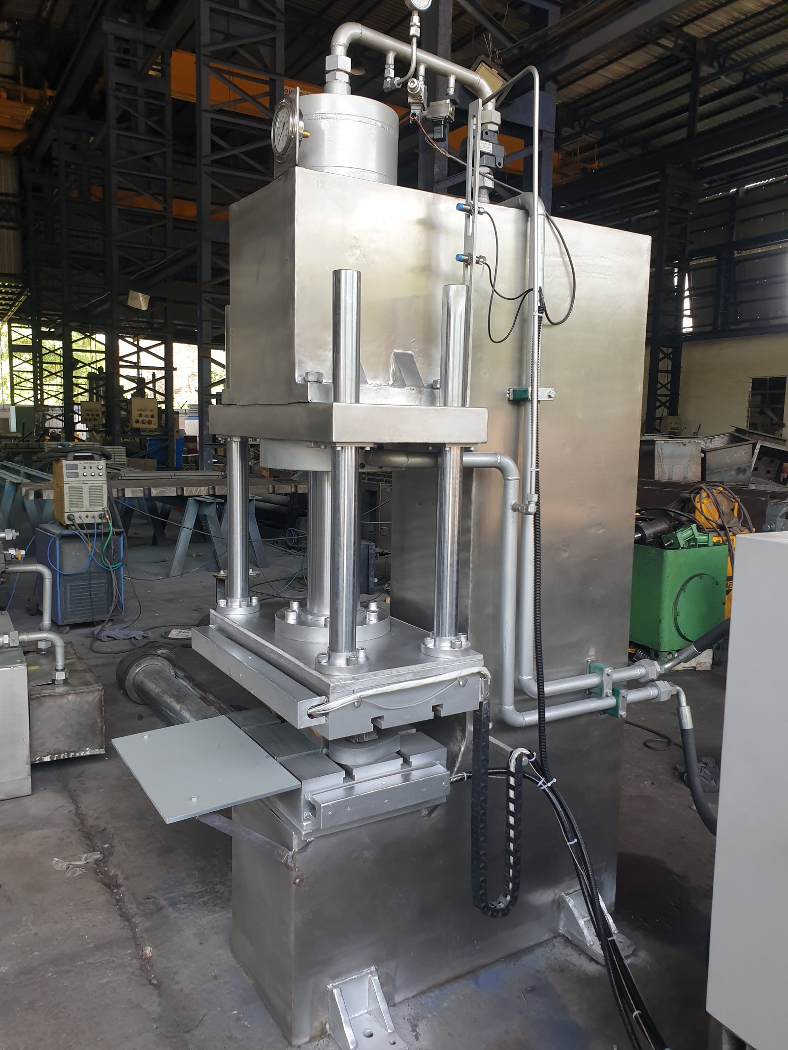 Side view of a stainless steel Four-Pillar Hydraulic Press, Desire Hydraulics Pune