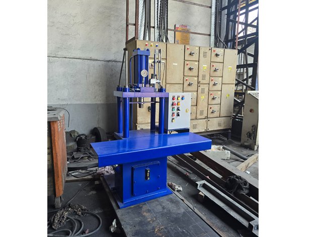 Four-Pillar Hydraulic Press with pressure gauge and mesh safety guard, Pune manufacturer