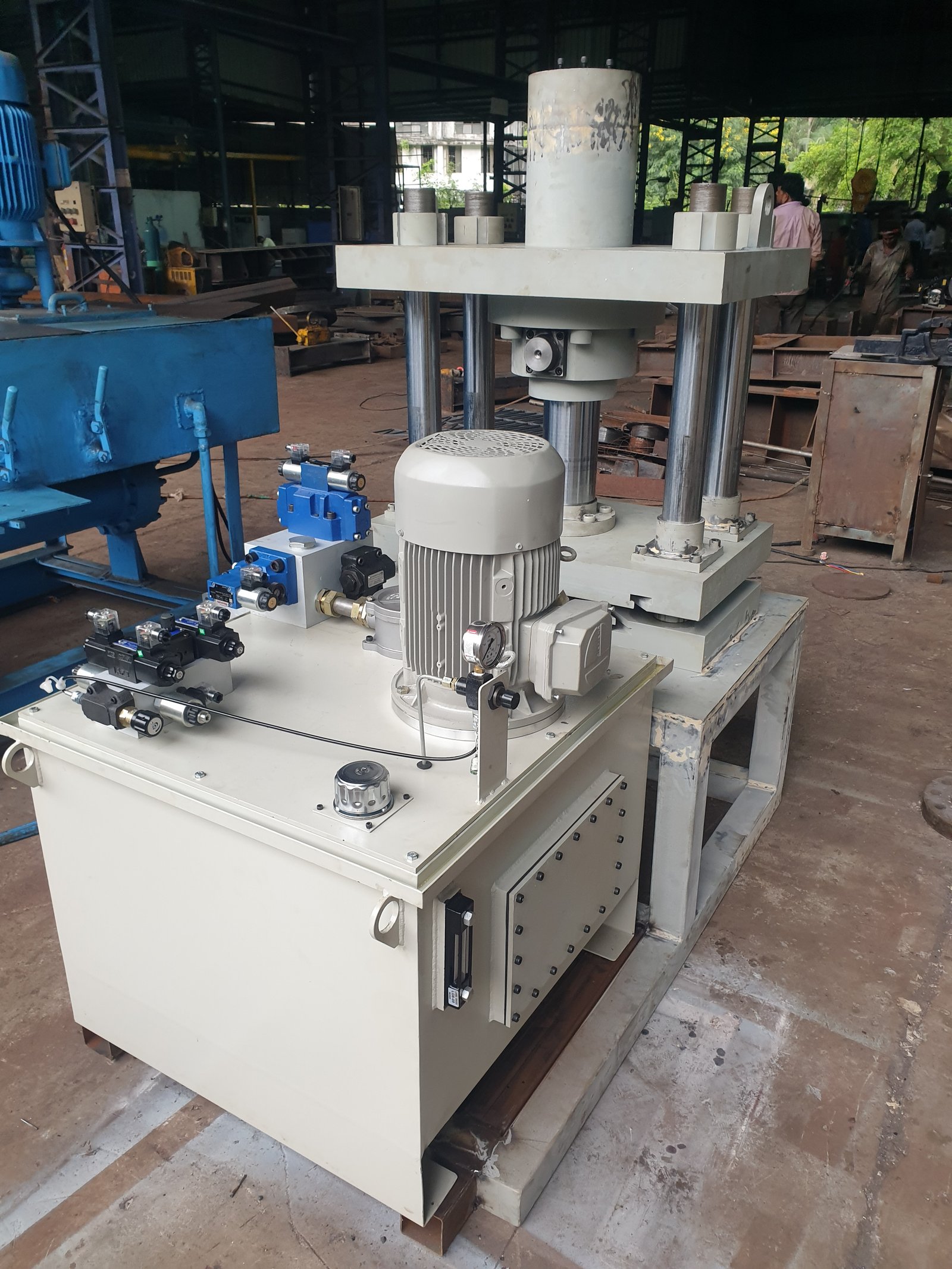 White Four-Pillar Hydraulic Press with valve bank and motor on top tank, manufactured in Maharashtra