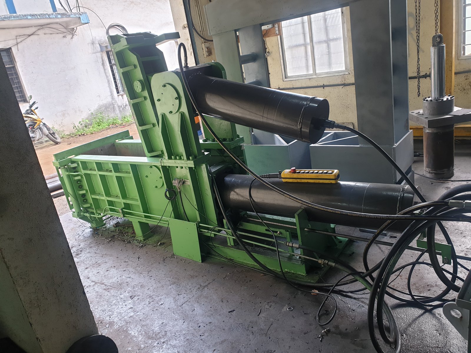 Hydraulic Baler Machine with twin compaction cylinders and pendant remote control, Pune manufacturer