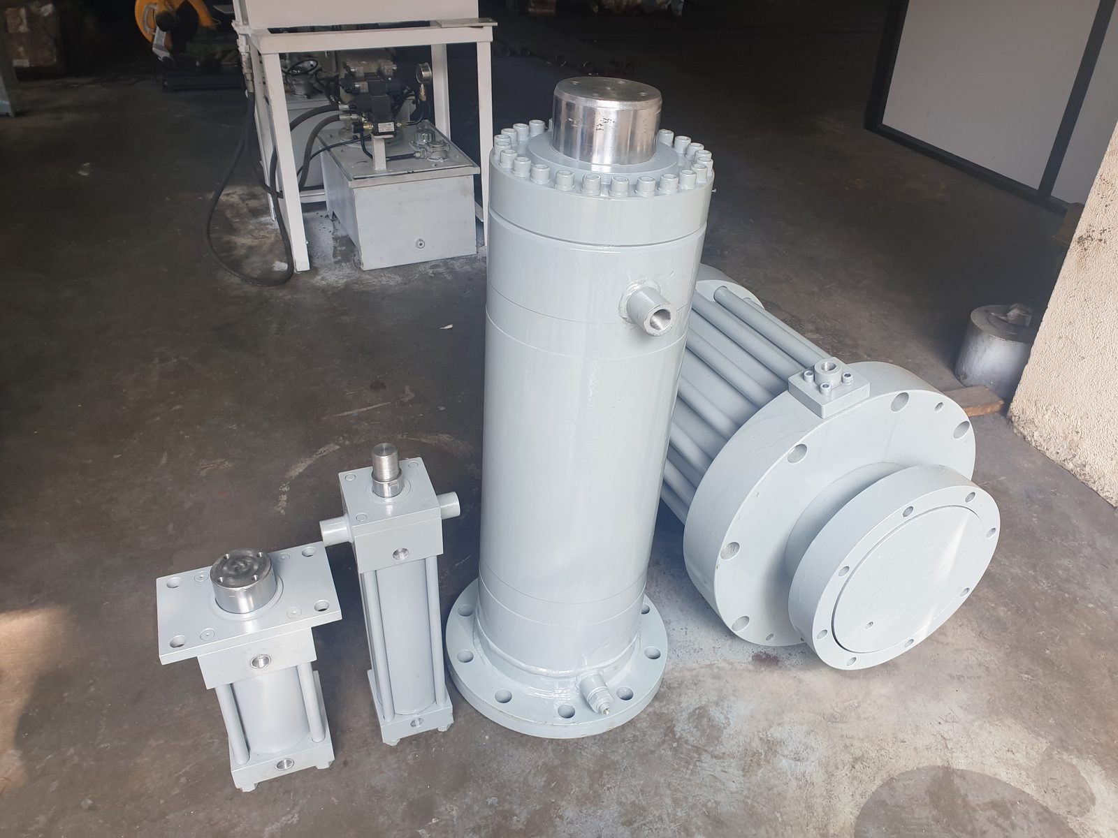 Hydraulic Cylinders and motor assembly manufactured by Desire Hydraulics, Pune