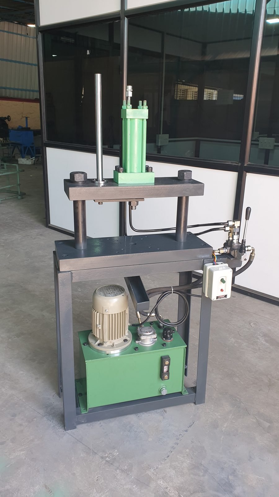 Two-Pillar Hydraulic Press with green cylinder, manufactured by Desire Hydraulics, Pune